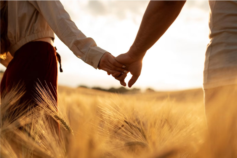 Pareja feliz alcanzando la felicidad